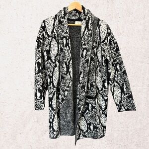 RD Style Black and White Cape with Bold Pattern